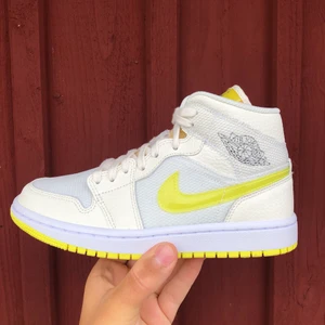 Jordan 1 ”Voltage Yellow” - Hej! Säljer nu dessa galet coola Jordan 1 Voltage Yellow⚡️ de är helt nya och självklart äkta. Skickad med spårbar frakt på 1-2 dagar! PM vid intresse🤙 kolla gärna in min profil för mer sneakers/sweatshirts💛