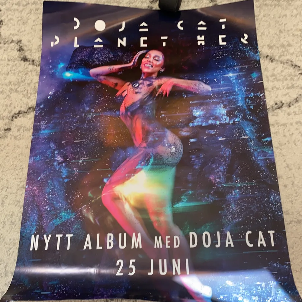 ny Doja Cat promo poster till hennes nya album ”Planet Her” som släpps ut den 25/6. Helt sprillans ny och fresh och passar perfekt som prydnad till rummet✨🌏 postern börjar från priset 50kr men kan höjas beronde på hur mycke ni vill buda✨. Övrigt.