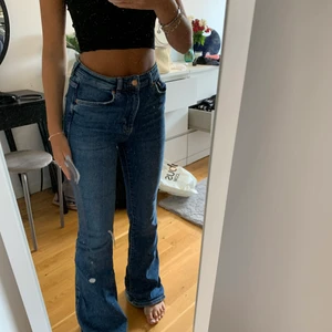 High Wasted jeans  - Säljer dessa fina high wasted botcut jeans från Gina i storlek 36. Säljer pga jag inte använder längre. 200kr inklusive frakt 