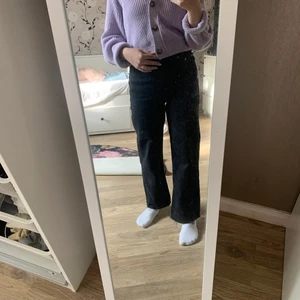 Stickad cardigan/kofta - Jag säljer en lila cardigani från monki i mycket fint skick då den bara är använd ett fåtal gånger                                          Du står själv för frakten om så önskas                               Ord pris 300 säljer för 150