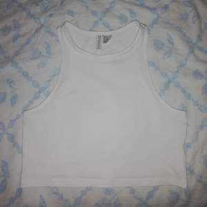 Vit crop top/linne från H&M, aldrig använd! 24 kr frakt; säljer då den är för liten för mig