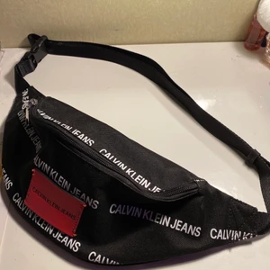 Calvin Klein midjeväska - Midjeväska från Calvin Klein . Köparen står för frakt.