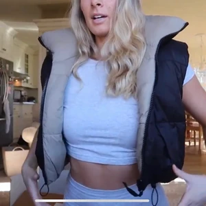 Zara reversible vest - Helt ny zara väst som är slutsåld. ☺️ den är reversibel så man kan ha den antingen helt svart eller beige❤️