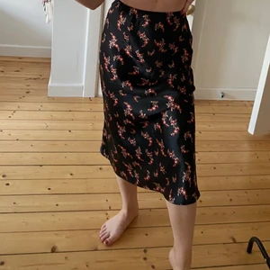 Lång satinkjol - En helt ny satinkjol som jag aldrig har använt i storlek S🌸köparen står för frakten🤗