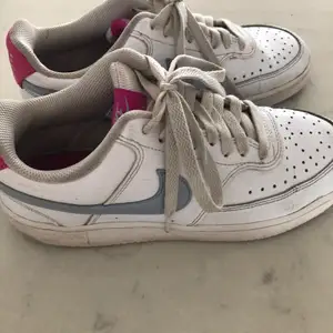 Ett par Nike skor i vitt, rosa och blå! Kan tvätta dom innan dom skickas 230kr storlek 39