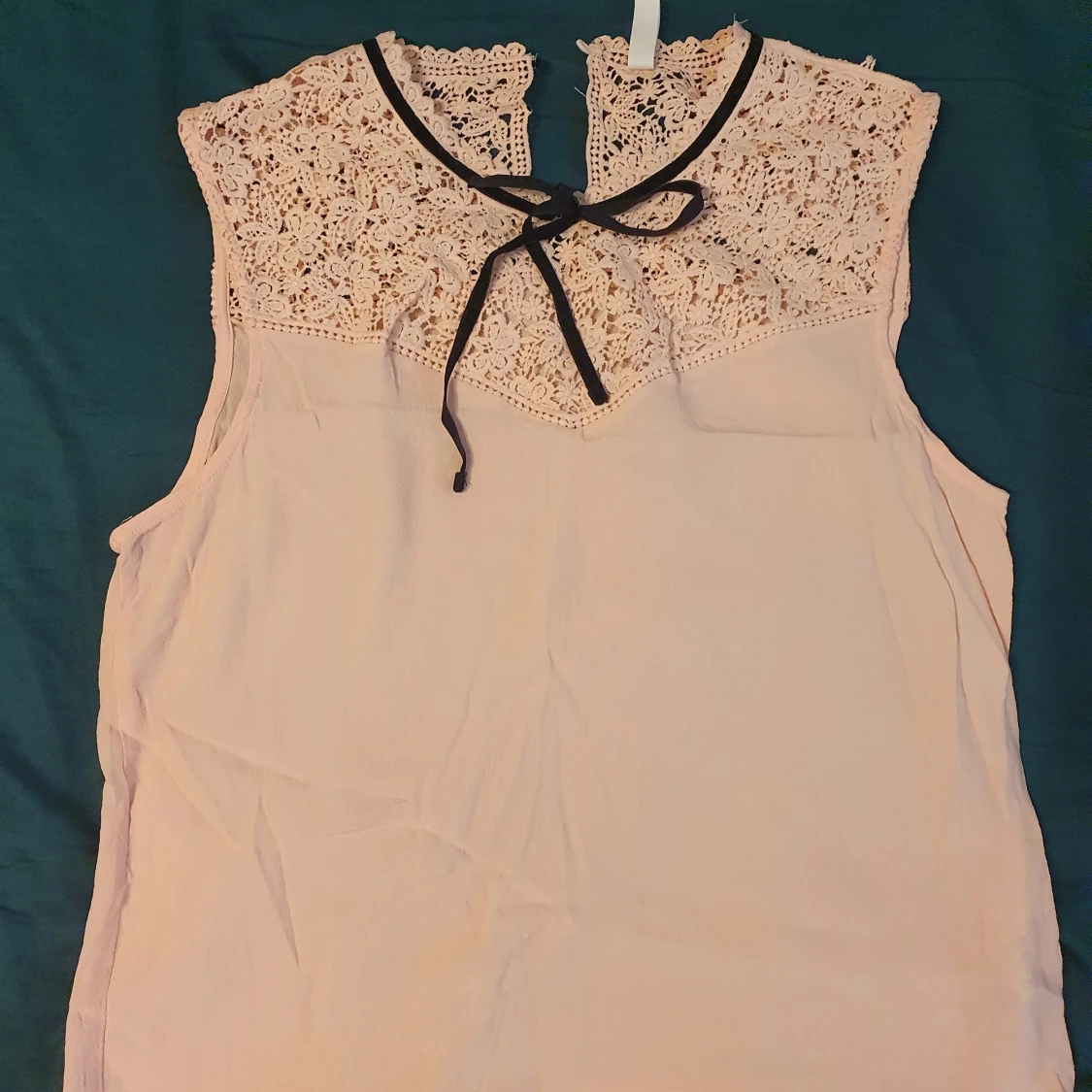 Blouse storlek L men känns som M har en vit och en rosa - 90