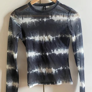 Hm seethrough tröja   - Fin seethrough tröja från hm divided med ett tiedye liknande mönster♥️ Använd en gång och sitter perfekt på mig som har storlek xs/s! Skriv vid intresse och fler frågor om tröjan:)