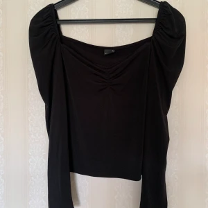 Söt topp  - En söt svart långärmad topp från Gina tricot. Använd en gång, tyvärr för liten för mig. Passar storlek S-M. Har som en resår framför bröstet. 