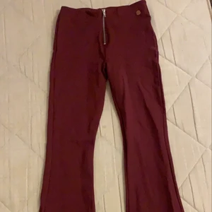 Röda Bootcut Byxor - Ett par mycket fina röda bootcut byxor som endast är använda 2 gånger. Storlek 158. Betala gärna med swish och möt helst upp i Linköping. ENDAST SERIÖSA KÖPARE!!!