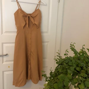 Sommarklänning - Superfin sommarklänning från Chiquelle. Passar perfekt för både midsommar och till vardags💜fina detaljer och med fickor på sidan💜säljer för 250kr + frakt, men kan även mötas i Gbg. 