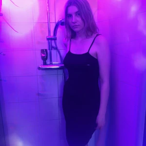 Klänning  - En fin och bekväm klänning från bikbok i storlek M. Färgen är röd/brun. Den har ett litet hål i sig men det går att sy ihop den. (Modell Amanda)