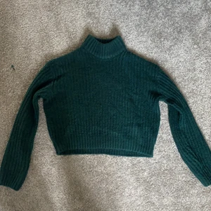 Stickad grön tröja - Jättesnygg croppad tröja som inte kommit till användning tyvärr:(  snygg att styla till massor av olika byxor:) frakt står köparen för<3