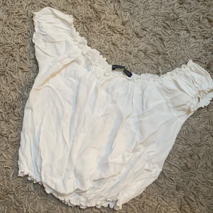 Brandy Melville topp - En urgullig söt topp från brandy Melville som är köpt för ett par år sedan. Man kan bära den både som off the shoulder eller inte. 