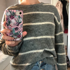 Stickad tröja - Väldigt skön stickad tröja i grått och vitt