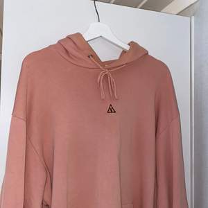 Hoodie köpt på Carlings, Medium, märke VAILENT, ganska stor i storleken, fin rosa färg