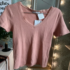 Pull and bear topp - Köpt på pull and bear för några månader sedan, aldrig använd, nyskick. Säljer då det inte är min stil.  Köparen står för frakt