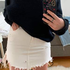 Jag säljer denna snygga NA-KD jeans kjol med slitningar i storlek 38. Den är använd men i bra skick.                                                                               Jag säljer denna kjol för 70 kr + 48 kr frakt, hör av dig vid intresse💖. (Köparen står för frakten)