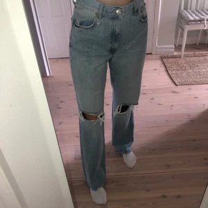 Straight jeans med hål  - Snygga och trendiga jeans med hål vid knäna från Zara. Ljus tvätt och lite slitningar. Kan komma överrens om ett pris vid frakt💞