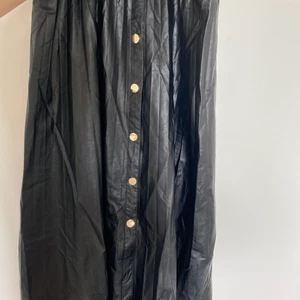 zara leather long skirt black gold xs/24 - black leather long skirt with golden button