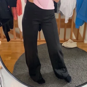 Kostymbyxor  - Säljer ett par jättesköna högmidjade kostymbyxor från Nelly. Jag är 1,68 lång.💗💗