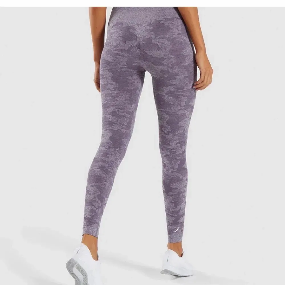 Adapt camo seamless leggings storlek S från Gymshark, slutsålda online. Endast använda 2-3 gånger och är i nyskick. Nypris 750kr. Köparen står för frakt . Jeans & Byxor.