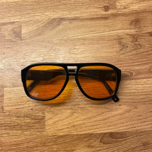 SOLGLASÖGON - Solglasögon köpta på Gina Tricot med gul/orange lins.