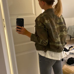 Army jacka💚 - Skit snygg zara jacka💛i  fint skick, det är en liten storlek då den är köpt på zara kids men även jag som xs använder den. 