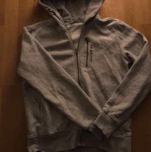 Sailracing hoodie - Säljer min sailracing hoodie jag haft i runt ett halvår då jag aldrig andvänder den längre. Den är i fint skick och passar 1,65 till 1,75