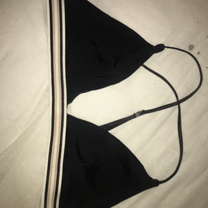 Bikini topp från hm - Säljer nu denna jättefina bikini topp från hm i strl 42. Använd ett fåtal gånger men är i ny skick.🤩 Köparen står för frakten