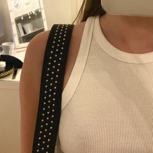 Axelrem till handväska - Skitsnygg axelrem med nitar som man kan sätta på valfri väska (fakeläder) <3 Frakt tillkommer 💛