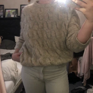 Stickad tröja  - Jätte fin stickad tröja köpt på second hand. Storleken är M men är lite oversized i modellen.