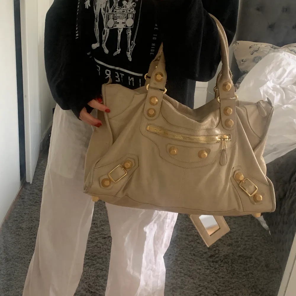 Lägger upp den här igen pga oseriös köpare. Beige balenciaga köpt av anastasia (byanastasia) för mindre än ett år sen, säljer då jag sällan använder den. Kvittot finns. Hör av dig vid intresse!🙏 storleken Work. INGEN BUDGIVNING. Köp direkt för 3000.. Väskor.