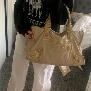 Balenciaga väska - Lägger upp den här igen pga oseriös köpare. Beige balenciaga köpt av anastasia (byanastasia) för mindre än ett år sen, säljer då jag sällan använder den. Kvittot finns. Hör av dig vid intresse!🙏 storleken Work. INGEN BUDGIVNING. Köp direkt för 3000.
