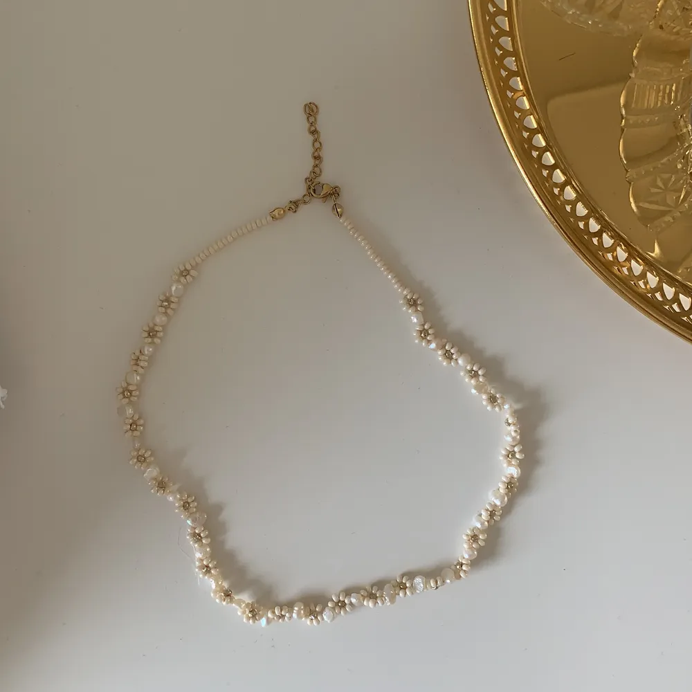 Halsband av äkta sötvattenspärlor och pärlade blommor! Gör dessa på beställning för 249kr och frakt på 12kr 🥰🥰 Säljer även på Instagram: @aliceruthjewelry. Accessoarer.