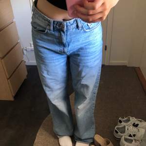 ett par nya jeans som tyvärr är för stora för mig nu, bra längd och bra kvailté