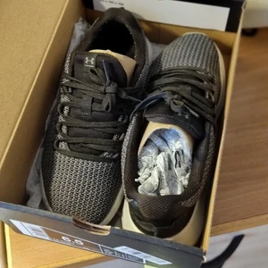 Skor - Under armour  skor säljes pga att de tyvärr inte passar  mina fötter längre.