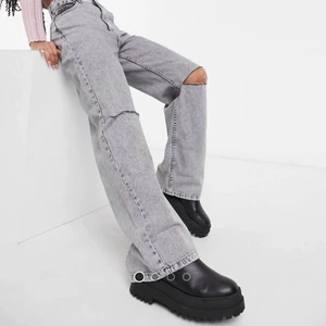 Vida Bershka jeans - Säljer mina gråa jeans från Bershka som är slutsålda. Kan skixka egna bilder om det behövs, använder tyvärr inte längre men svinsnygga!! Jag är 166 o de passar perfekt i längden 🤍💜