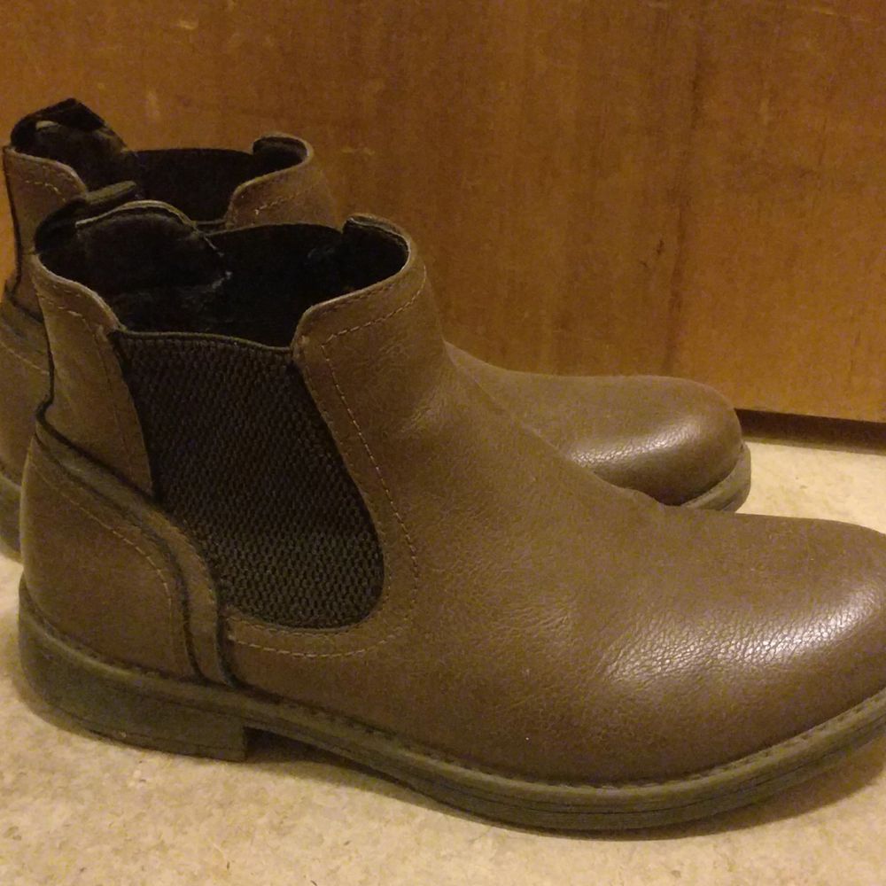 Mint condition Chelsea boots perfect for both winters and autumn . Skor.