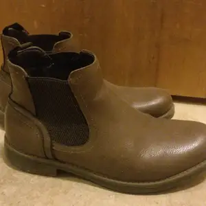 Mint condition Chelsea boots perfect for both winters and autumn 