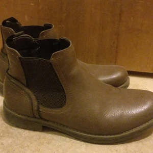 Brown Chelsea boots - Mint condition Chelsea boots perfect for both winters and autumn 
