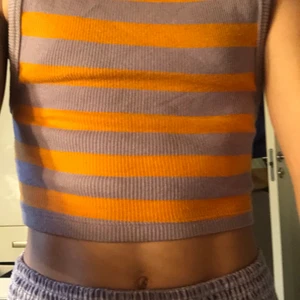 Skit snyggt och trendigt linne - Nu säljer jag detta dkitsnygga linnet som är slutsålt på pull and bears hemsida, inga fläckar eller liknande! Kom privat för mer bilder eller information, aktiverar budgivning om flera är intresserade(: