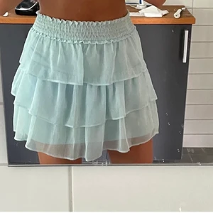 Volangkjol - Kjol köpt förra sommaren från H&M. Har sytt in resår i midjan (se bild 2). Lånad första bild 💕