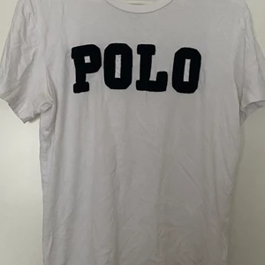 Ralph Lauren  - Rl t-shirt som knappt kommer till användning :), polo står med pärlor sydda in i tröjan 🌟 kan mötas upp i Eskilstuna annars står köparen för frakten ❤️🌟