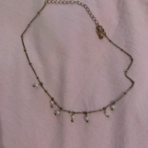 Halsband/choker - Säljer halsband och armband i olika storlekar. 1 st - 15 kr, 2 st - 20 kr, 3st 25 kr. Frakten är densamma för alla så kolla gärna på de andra smyckena för att få allt fraktat tillsammans. 