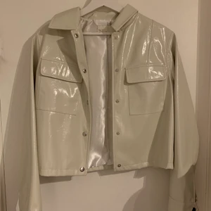 Jacka - Vit/beige jacka från Nelly. Den är i väldigt bra skick!