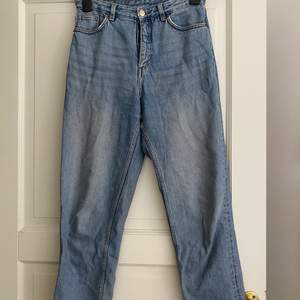 Ett par jättefina och knappt använda jeans från monki, modell TAIKI