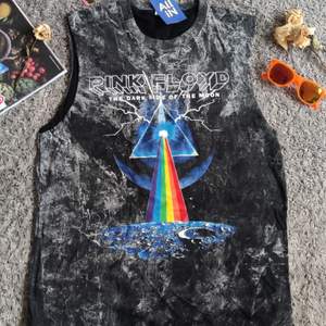 Helt ny , snygg linne oversized Pink Floyd   , passar bra för tjejer och killar : )