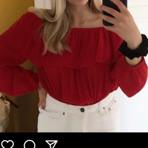 Croptop  - Röd croptop i storlek S, använd ett fåtal gånger. Beställd från nakd. Pris 100kr, köpare står för frakt. Pris kan diskuteras ☺️