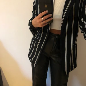 Randig oversized blazer - Säljer denna trendiga oversized kavajen från monki i storlek xs (skulle dock säga att den passar flera storlekar). Ena knappen knäpps upp väldigt lätt. Kontakta mig vid intresse men även vid frågor eller om du vill ha fler bilder. (Priset kan diskuteras)💕💕