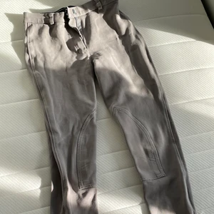  ridbyxor  - Ridbyxor försmå men sitter som en smäck o är i bra skick välanvända 